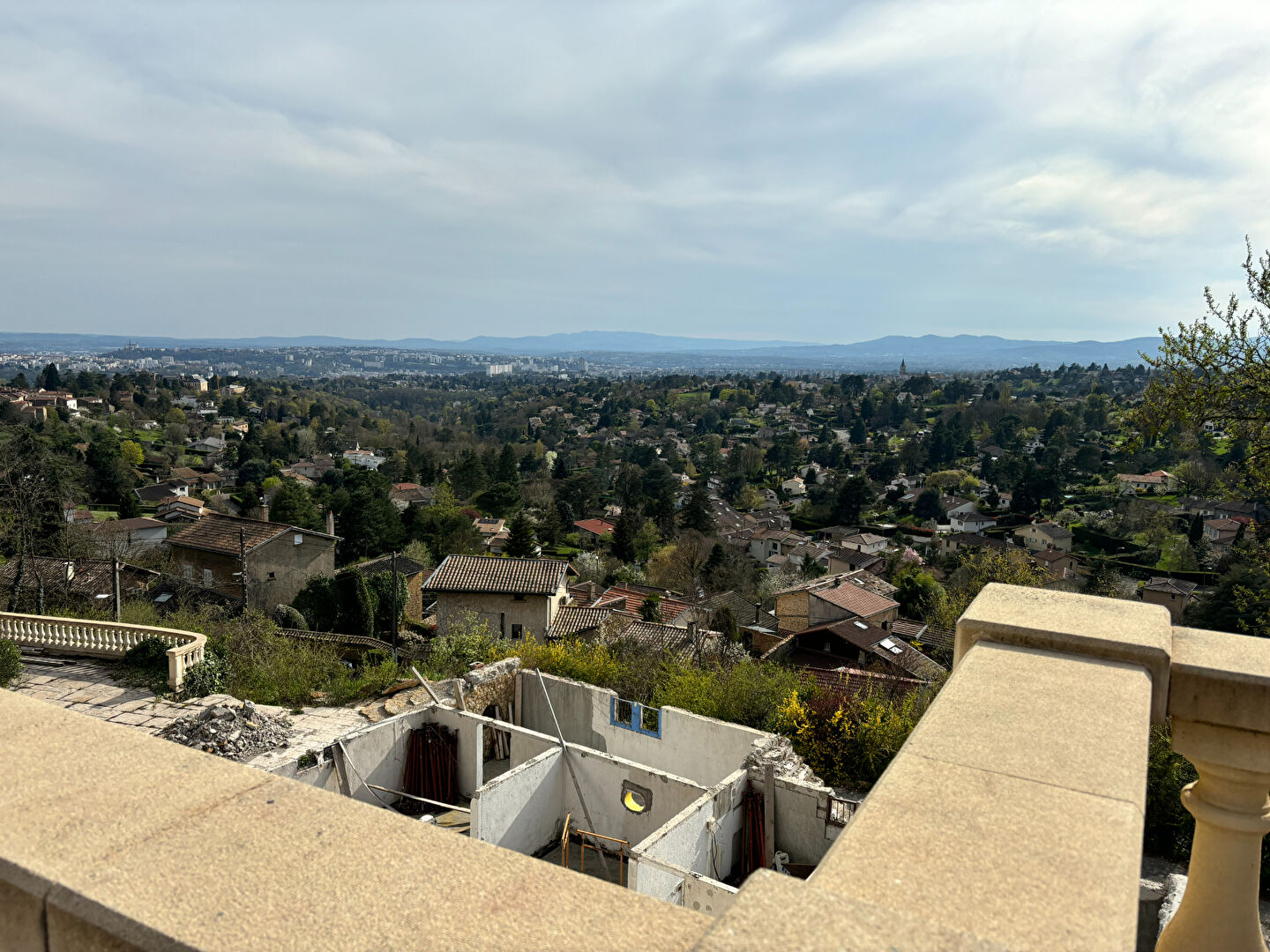 Terrain d'exception ! Vue dominante sur Lyon et les Monts d'Or ! 3 850 m²