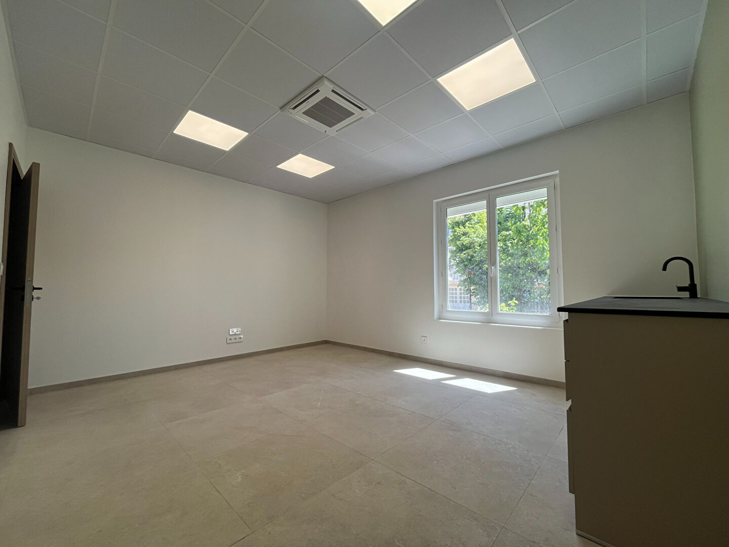 À louer , Bureau indépendant au sein d'un espace professionnel moderne à Paray-le-Monial