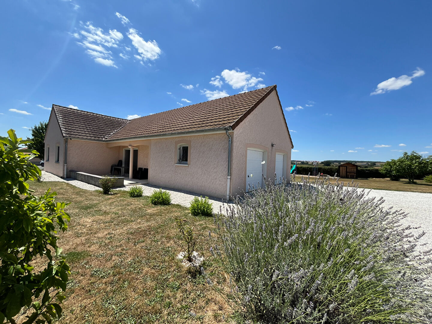 Belle maison de plain-pied avec piscine