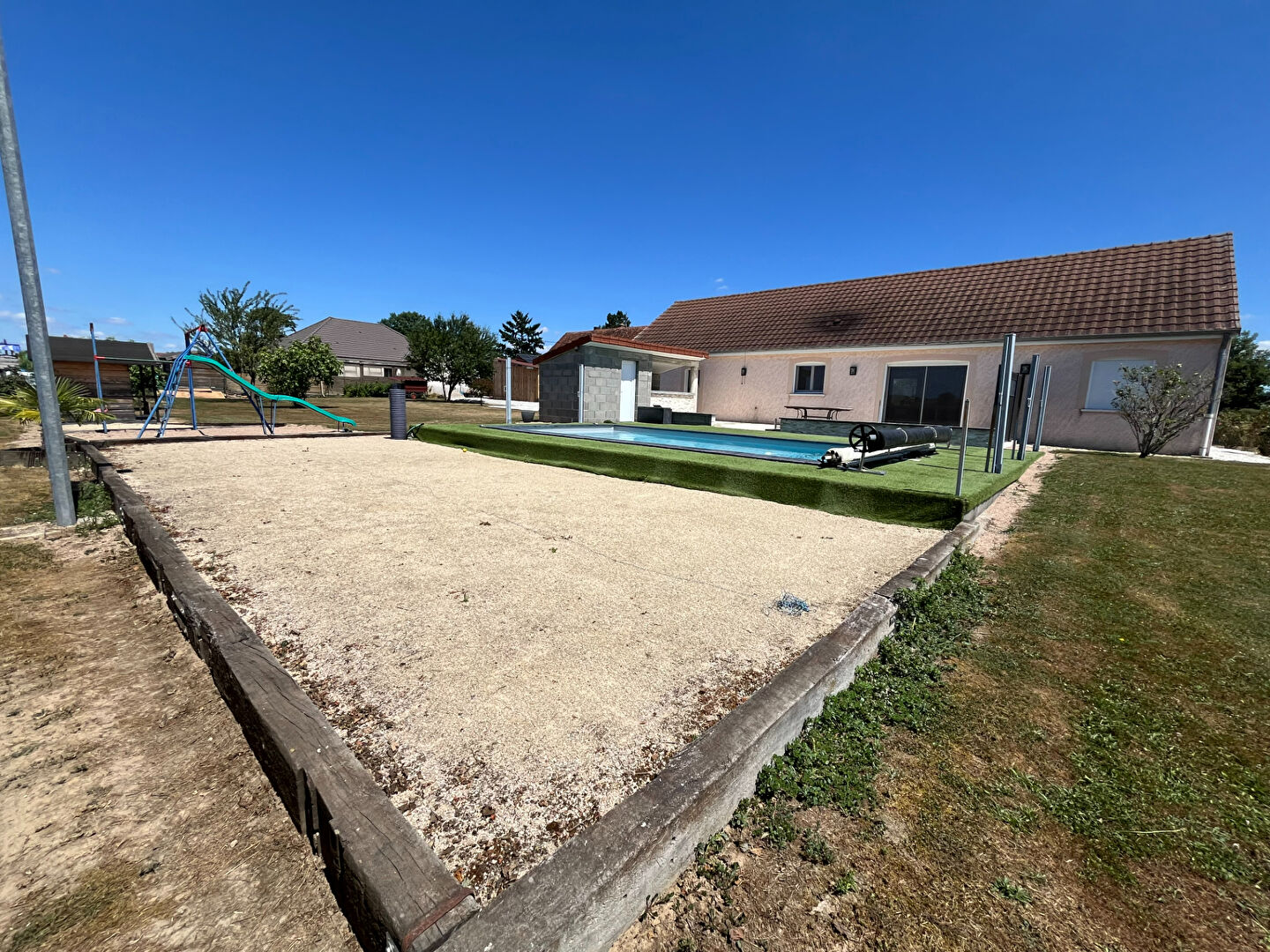 Belle maison de plain-pied avec piscine