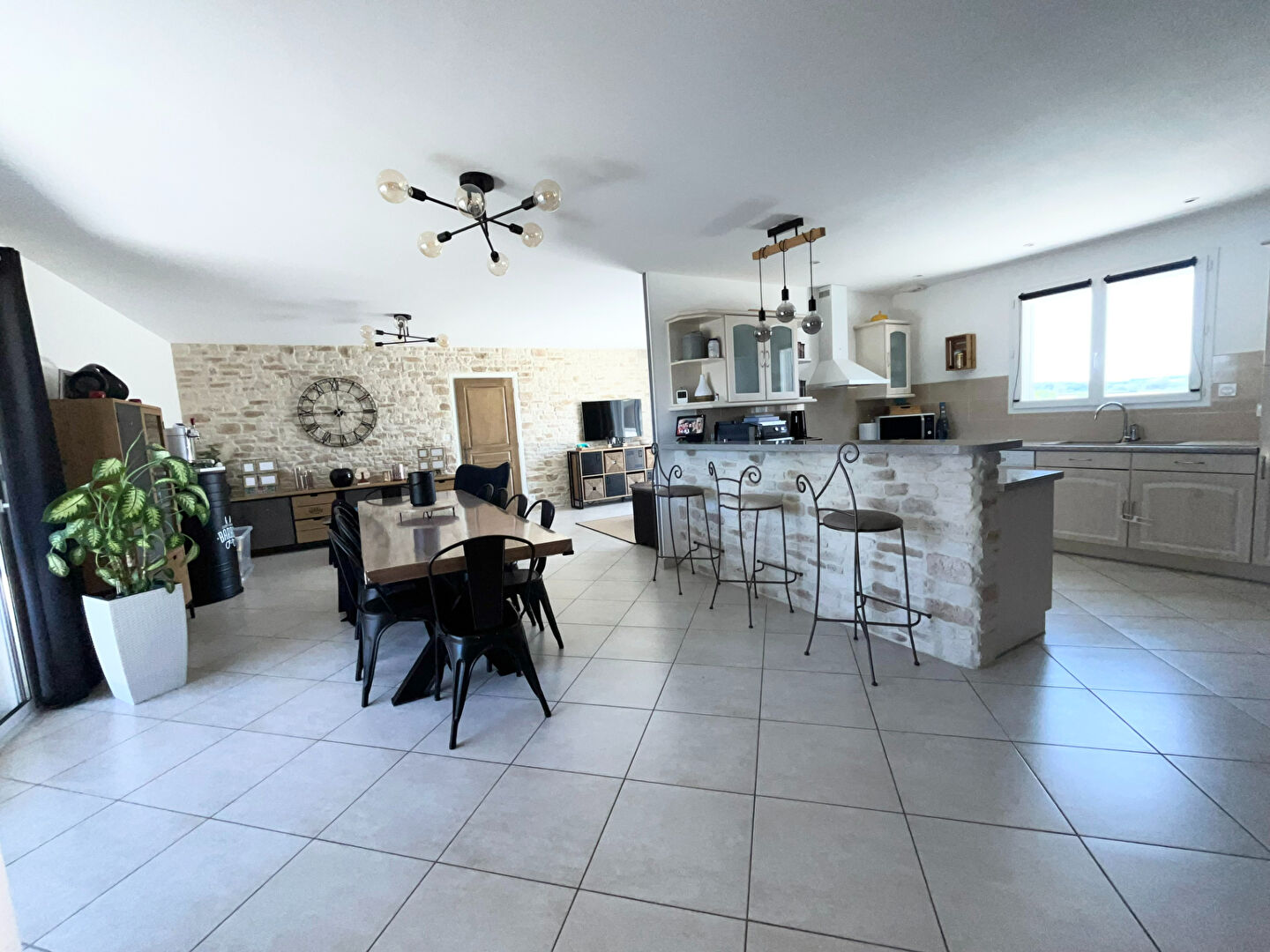 Belle maison de plain-pied avec piscine