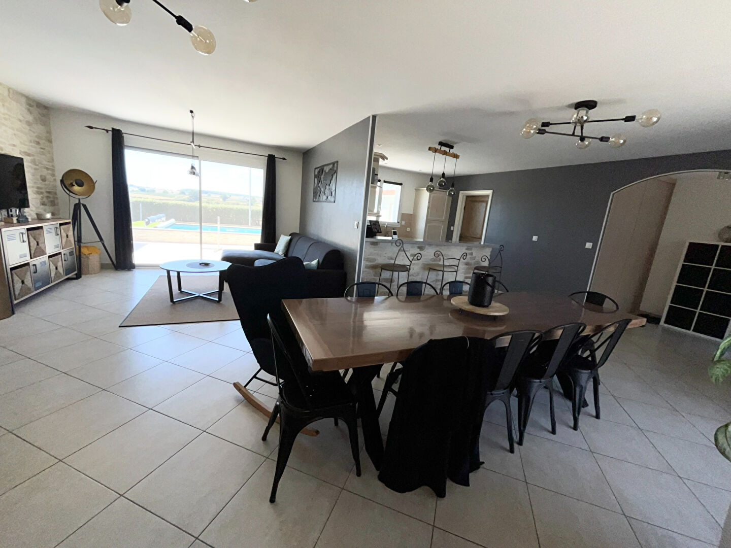 Belle maison de plain-pied avec piscine