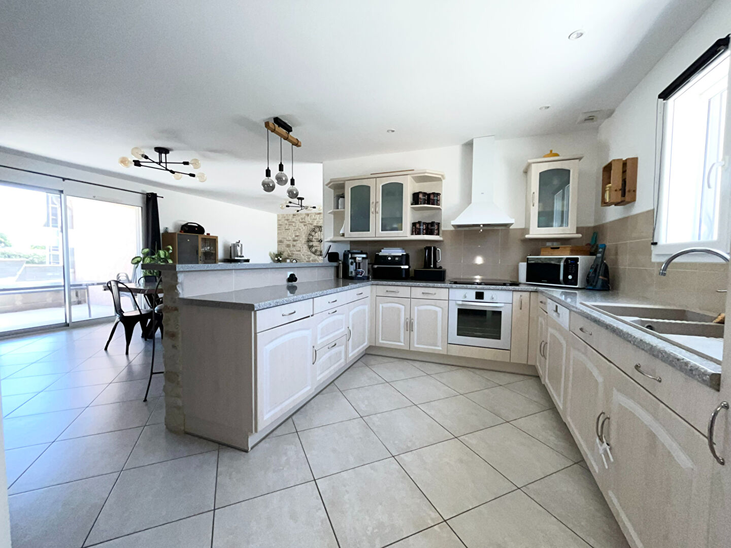 Belle maison de plain-pied avec piscine