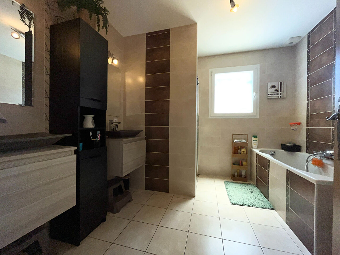 Belle maison de plain-pied avec piscine