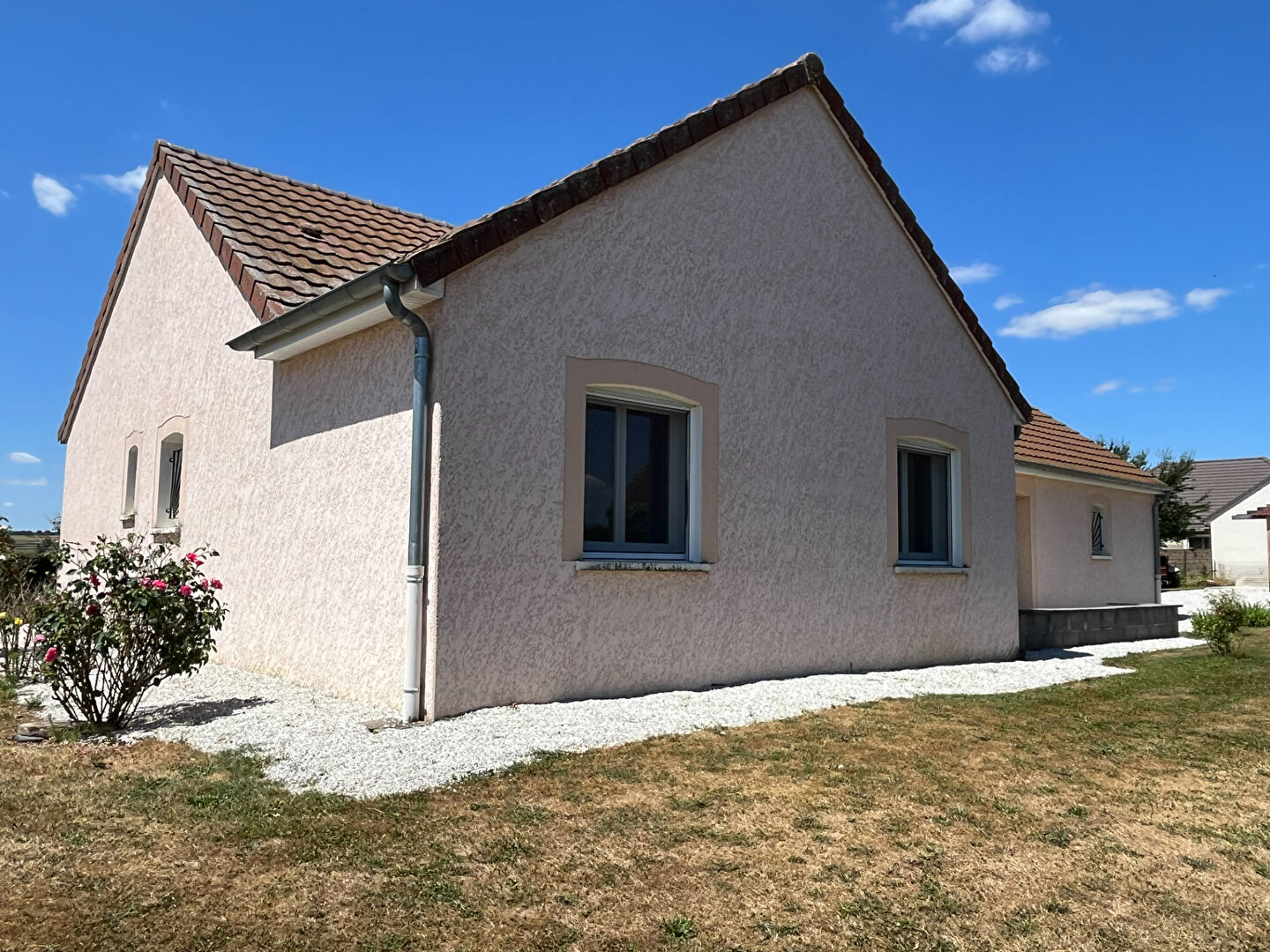 Belle maison de plain-pied avec piscine