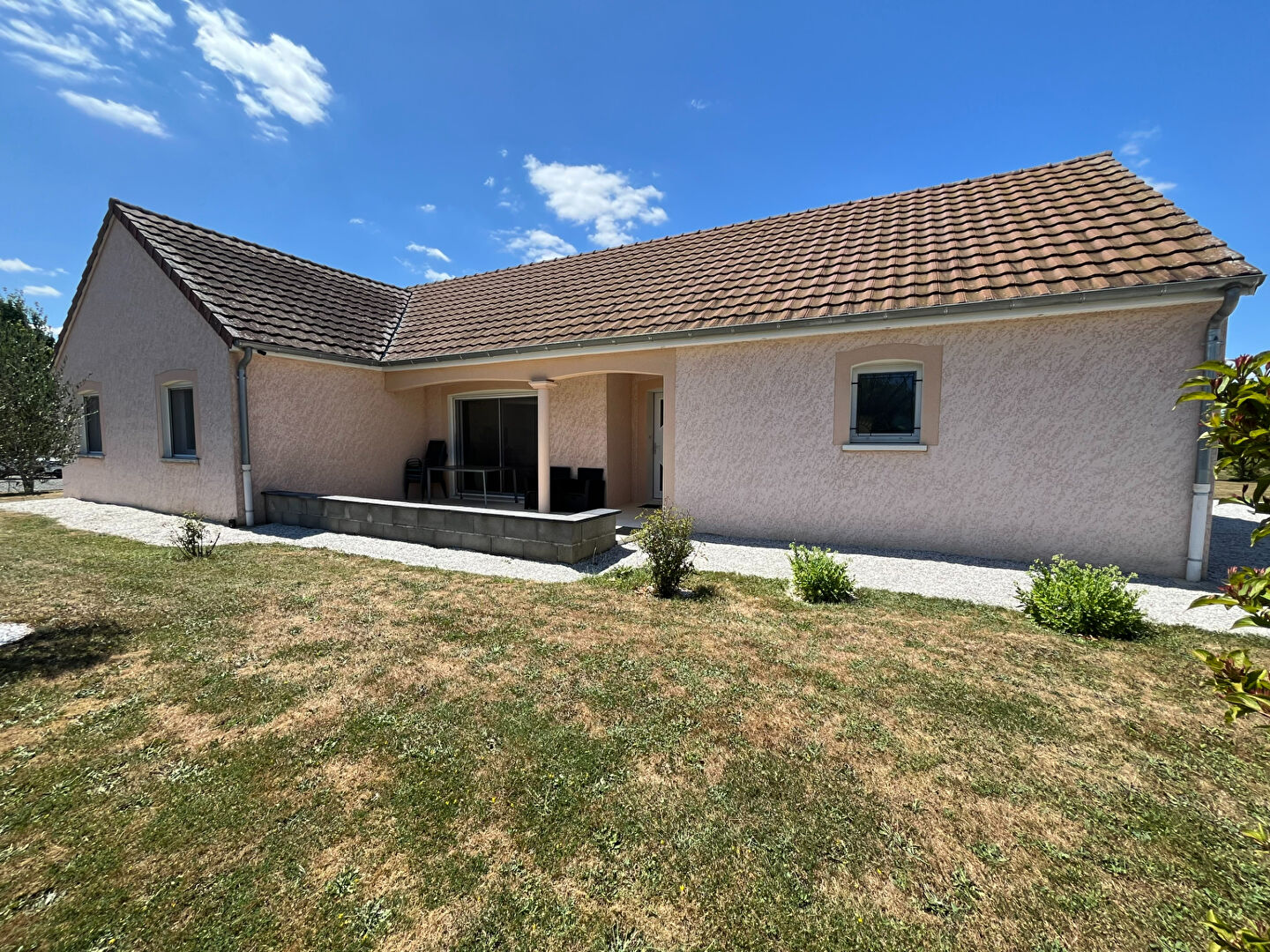 Belle maison de plain-pied avec piscine