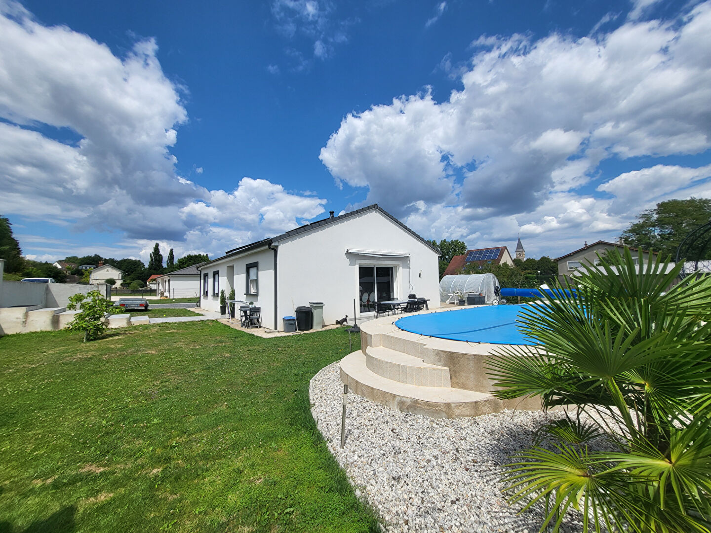 Maison contemporaine de 2019 avec piscine chauffée et 3 chambres, prestations modernes et confort optimisé