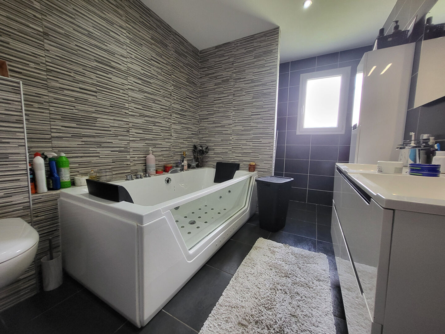 Maison contemporaine de 2019 avec piscine chauffée et 3 chambres, prestations modernes et confort optimisé