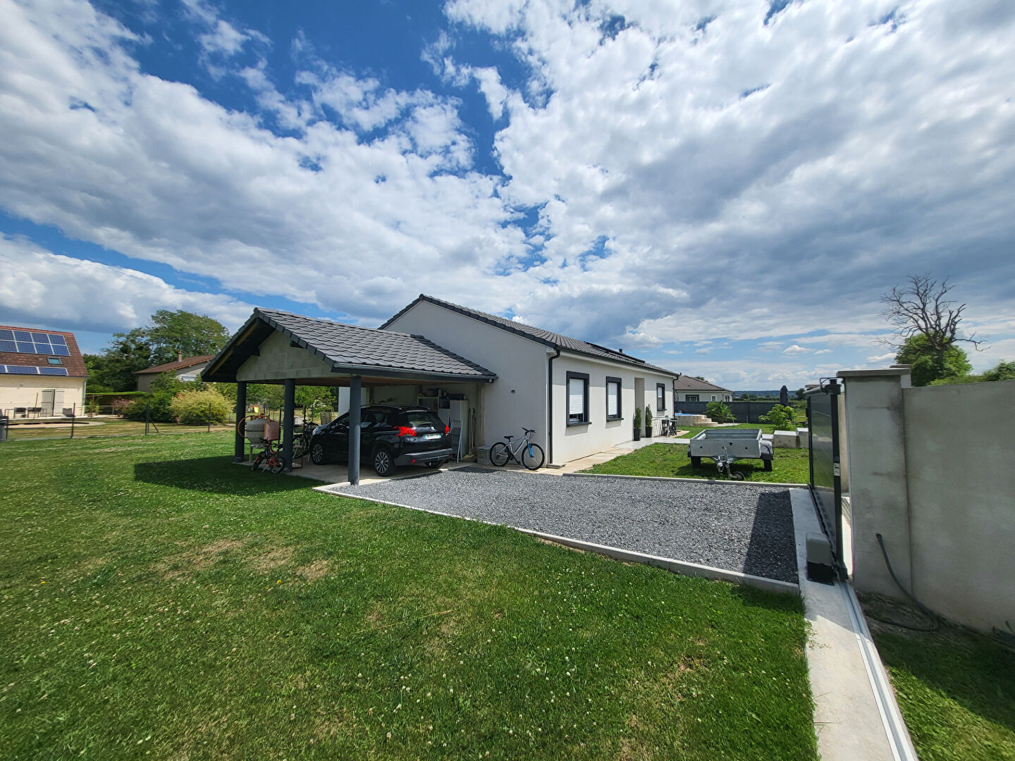 Maison contemporaine de 2019 avec piscine chauffée et 3 chambres, prestations modernes et confort optimisé