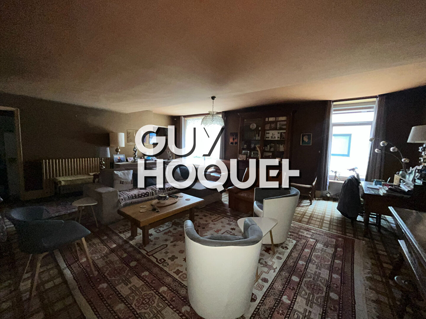 Grande bâtisse de caractère avec jardin, garages et fort potentiel à Toulon Sur Arroux