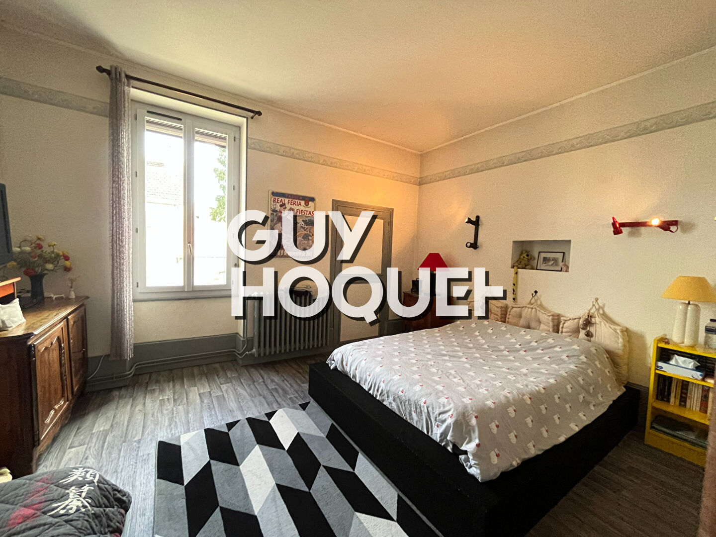 Grande bâtisse de caractère avec jardin, garages et fort potentiel à Toulon Sur Arroux