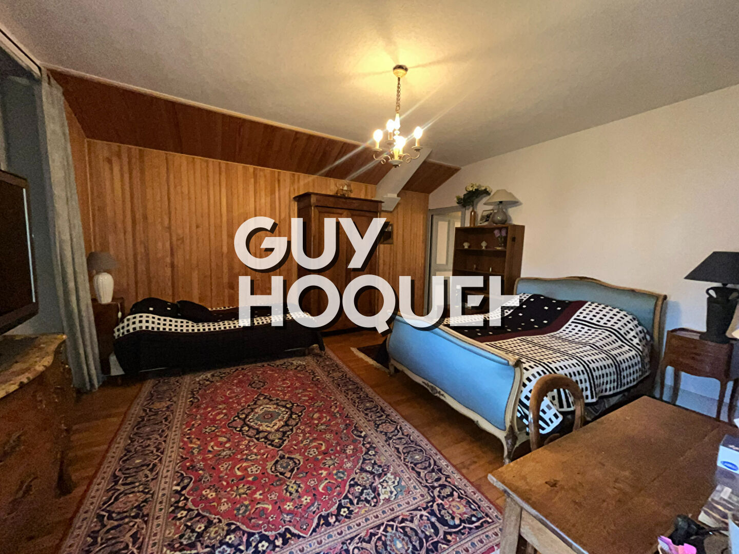 Grande bâtisse de caractère avec jardin, garages et fort potentiel à Toulon Sur Arroux