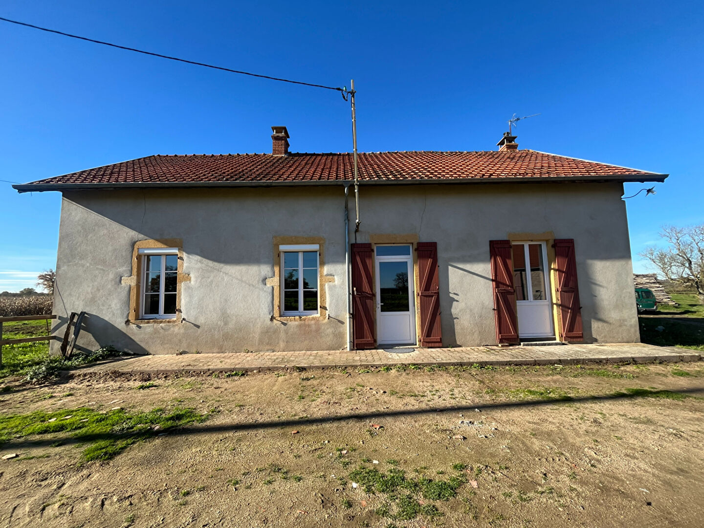 Maison à louer avec dépendances à VITRY EN CHAROLLAIS !