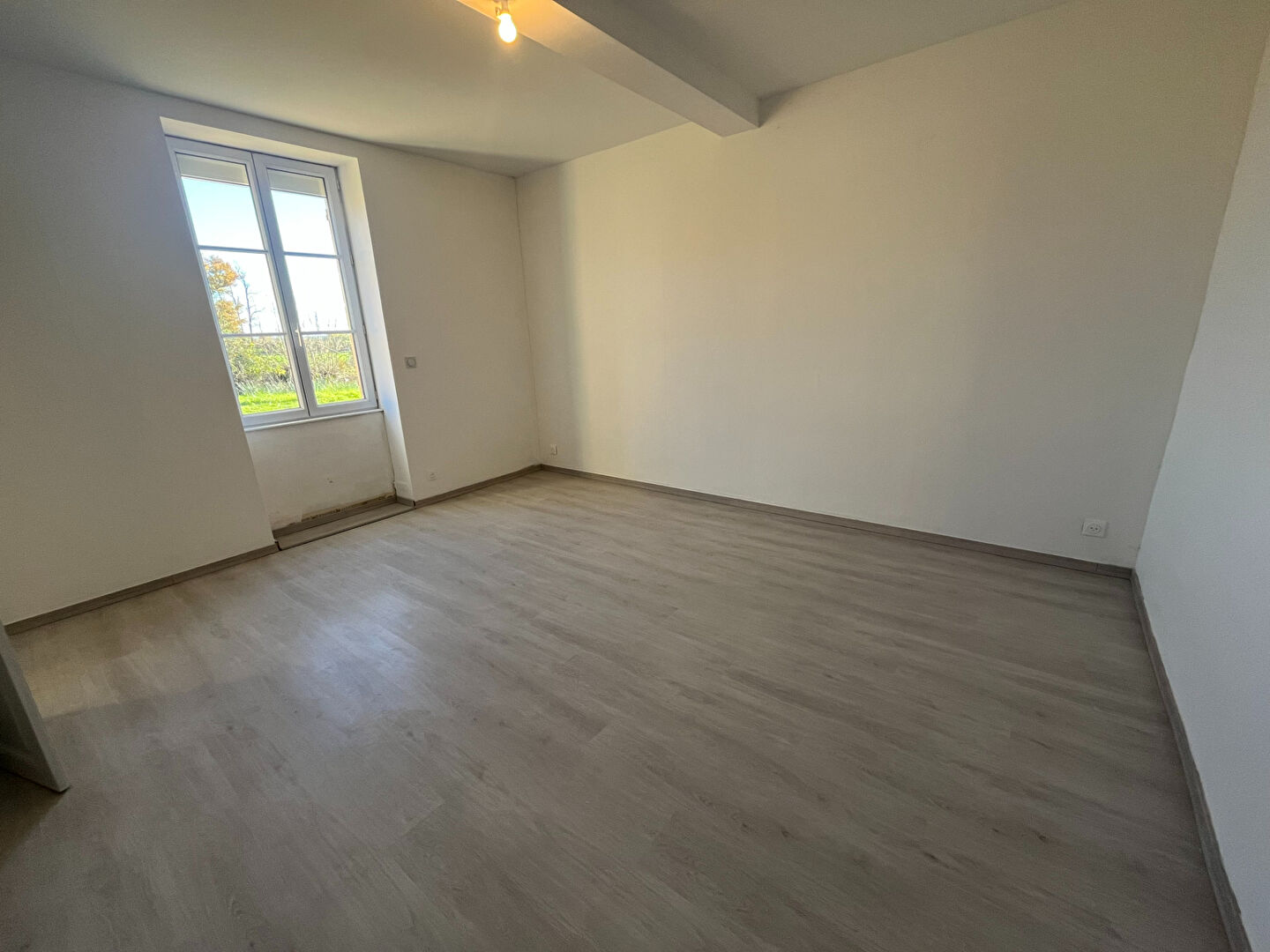 Maison à louer avec dépendances à VITRY EN CHAROLLAIS !