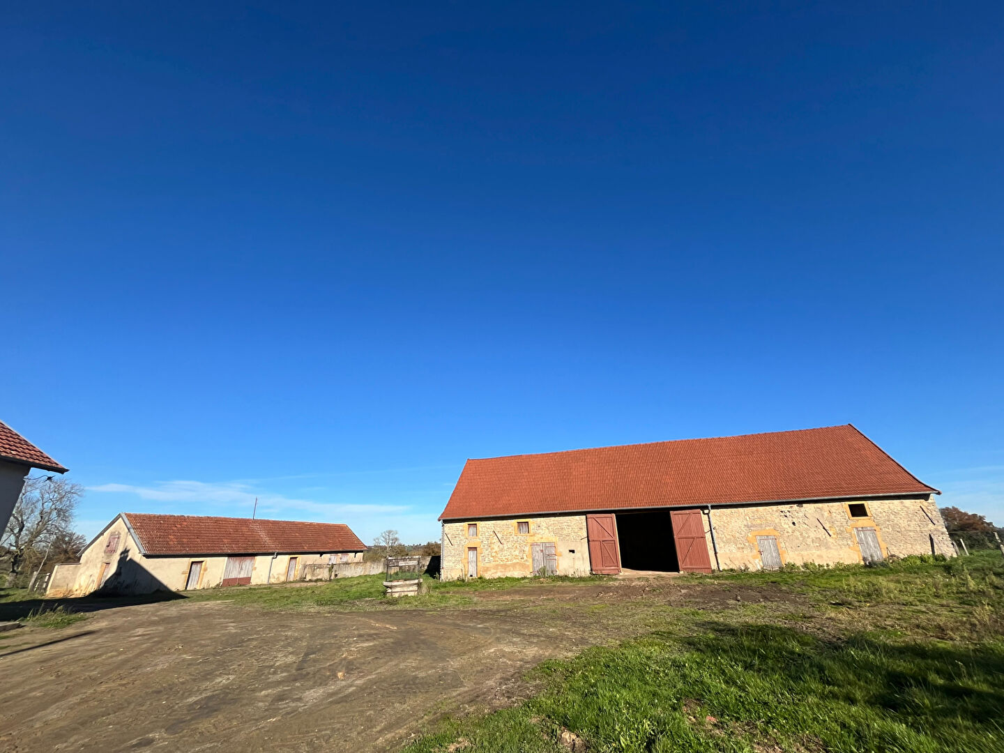 Maison à louer avec dépendances à VITRY EN CHAROLLAIS !