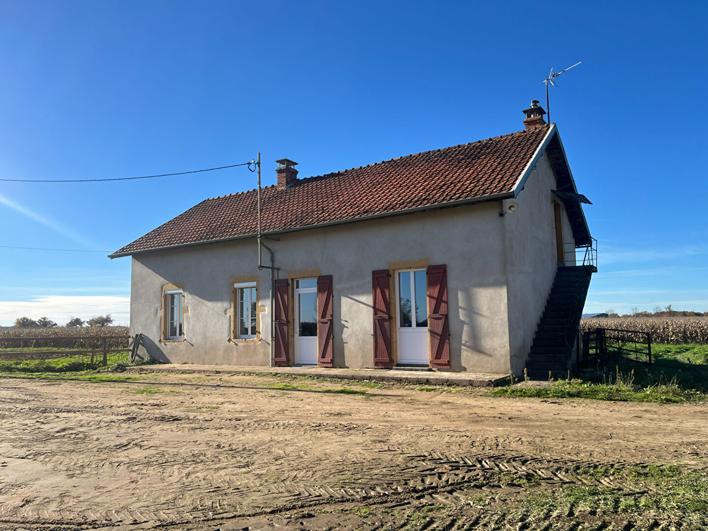 Maison à louer avec dépendances à VITRY EN CHAROLLAIS !
