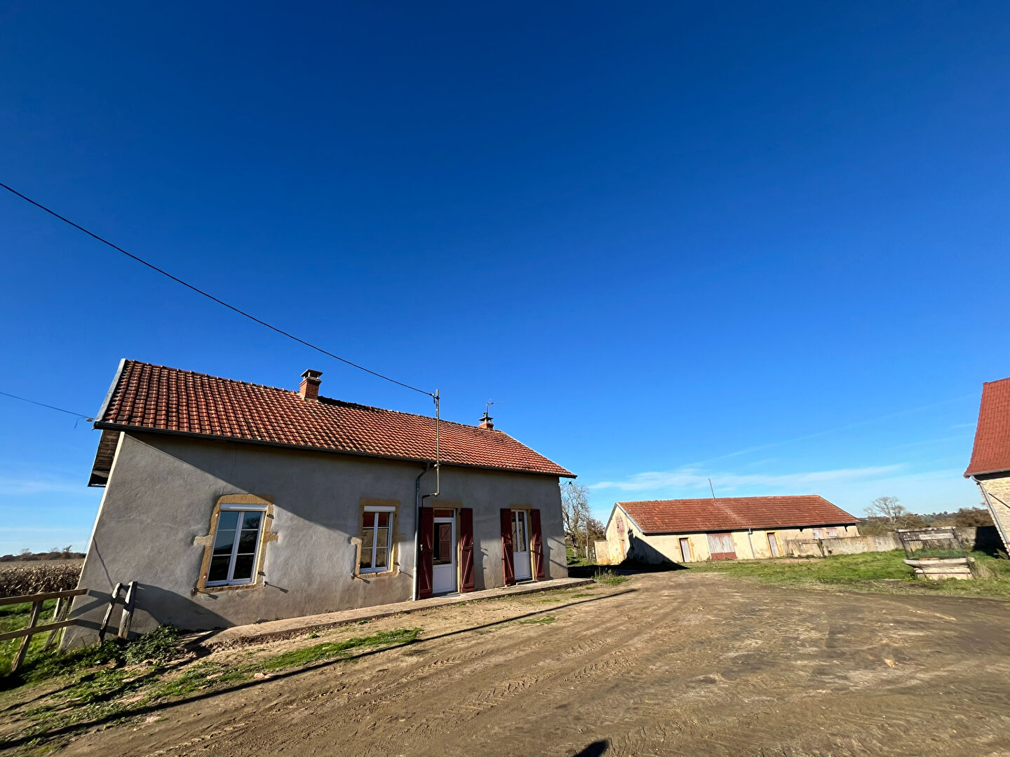 Maison à louer avec dépendances à VITRY EN CHAROLLAIS !