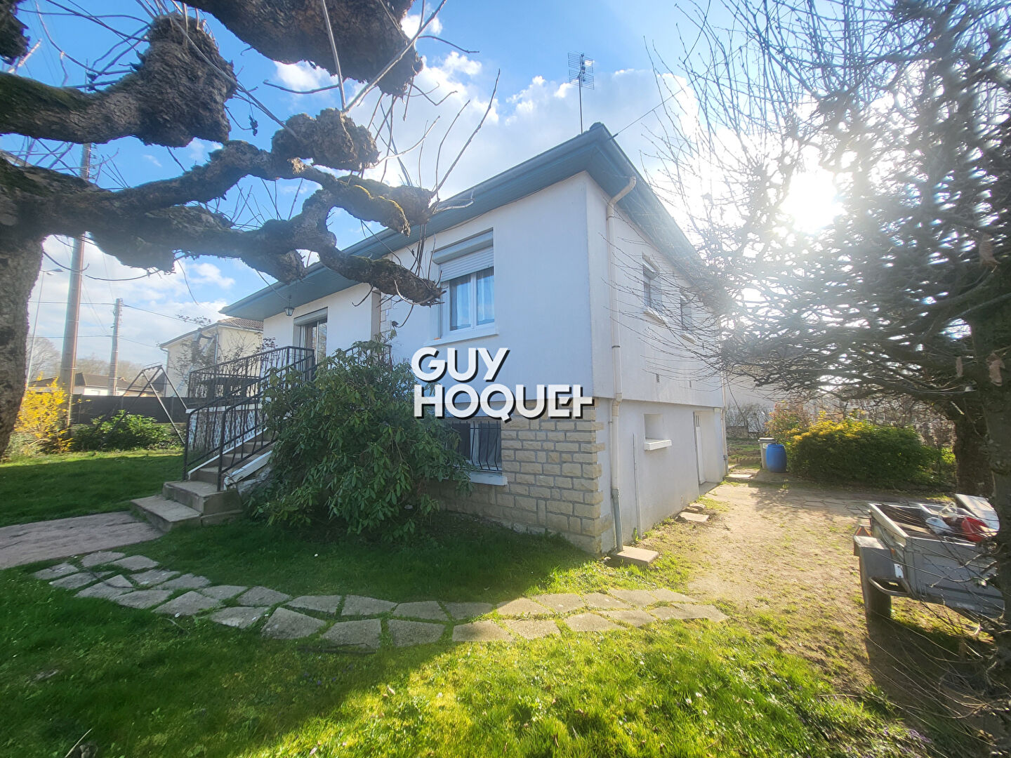 Maison surélevée des années 60 . Quartier calme de Paray-le-Monial