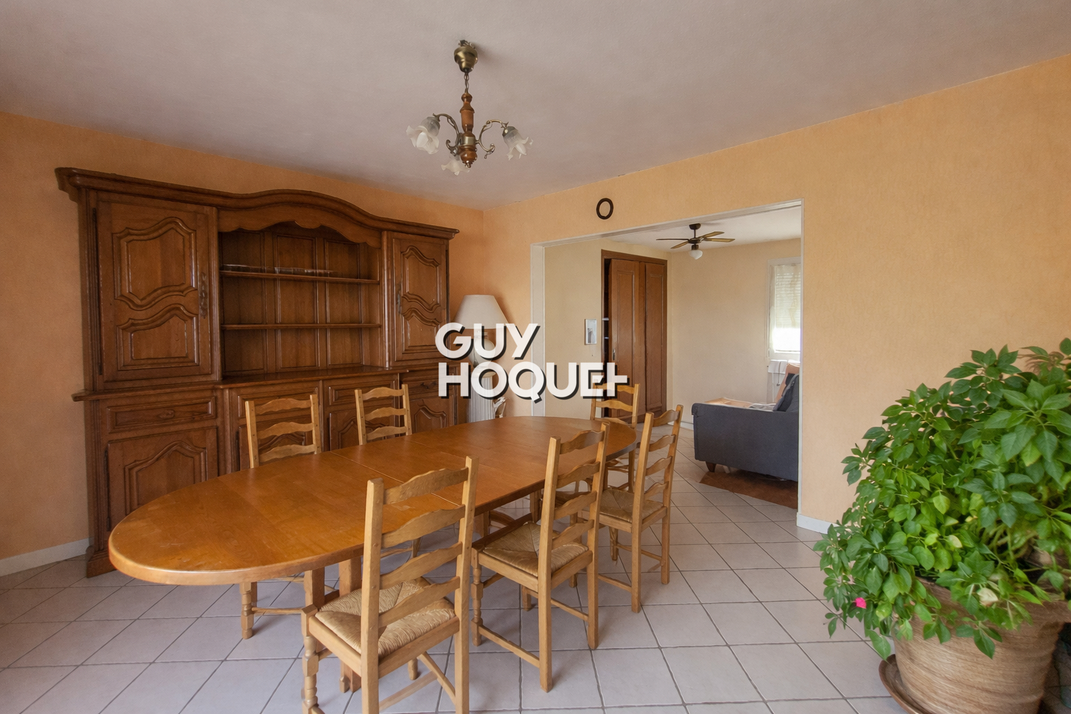 Maison surélevée des années 60 . Quartier calme de Paray-le-Monial