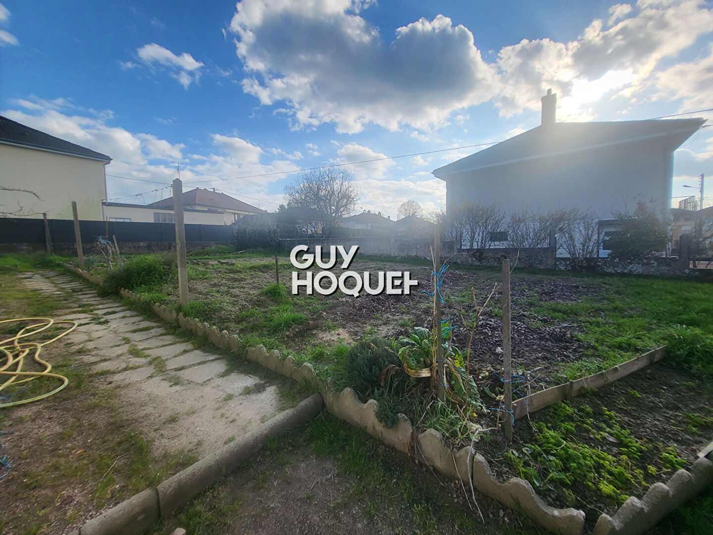 Maison surélevée des années 60 . Quartier calme de Paray-le-Monial