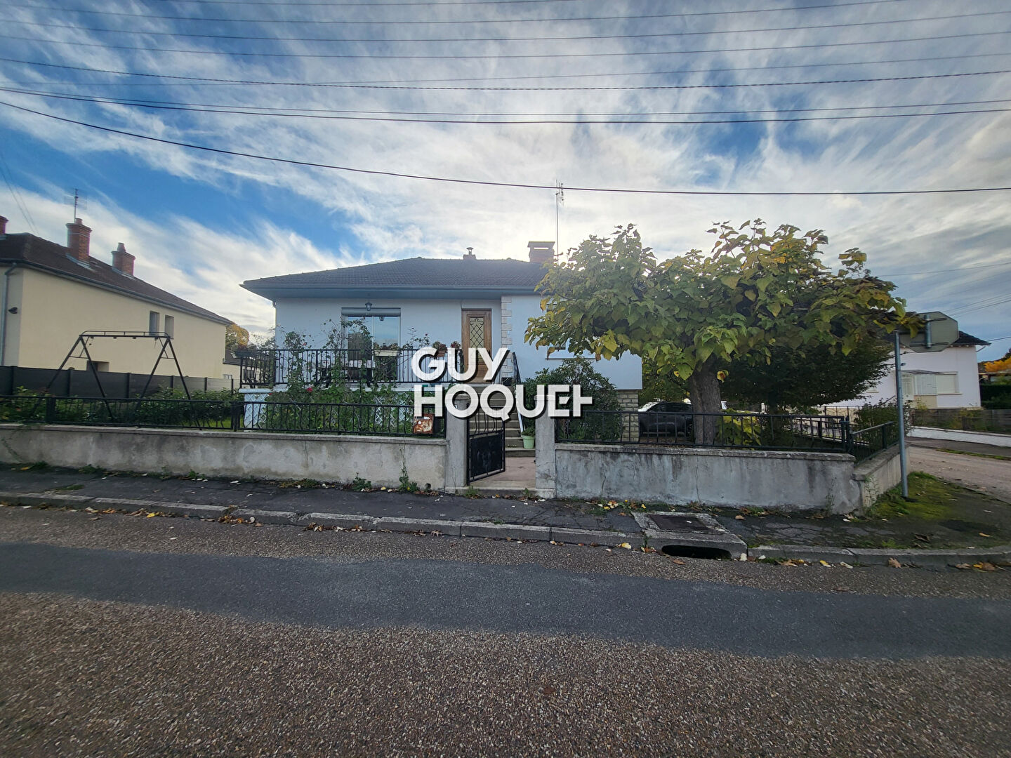 Maison surélevée des années 60 . Quartier calme de Paray-le-Monial