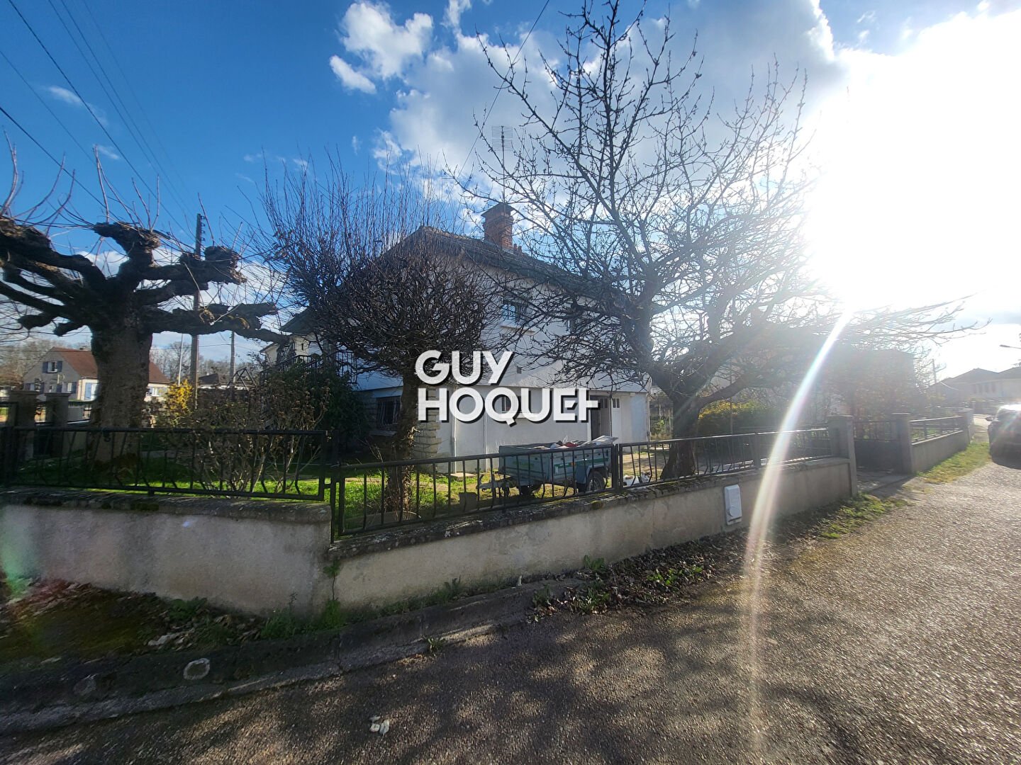 Maison surélevée des années 60 . Quartier calme de Paray-le-Monial