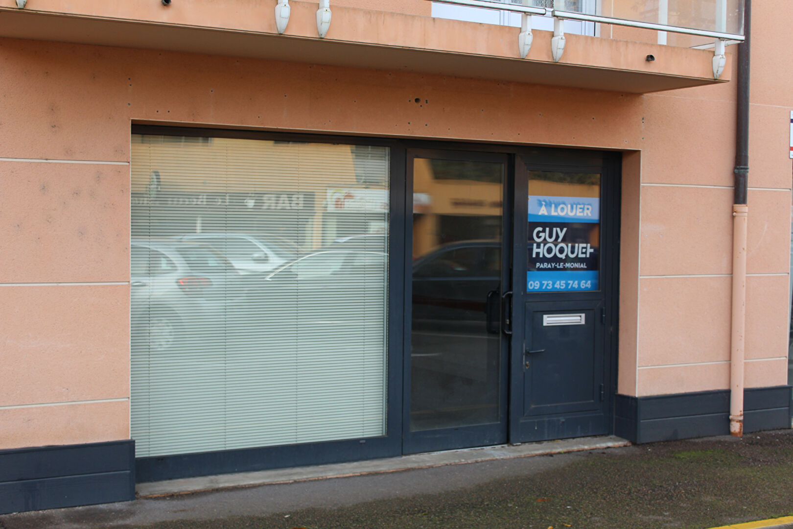 À louer ! Local professionnel / commercial avec vitrine sur rue à PARAY-LE-MONIAL