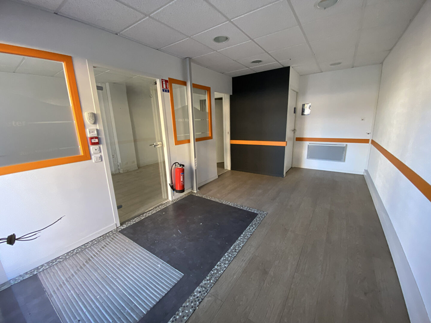 À louer ! Local professionnel / commercial avec vitrine sur rue à PARAY-LE-MONIAL