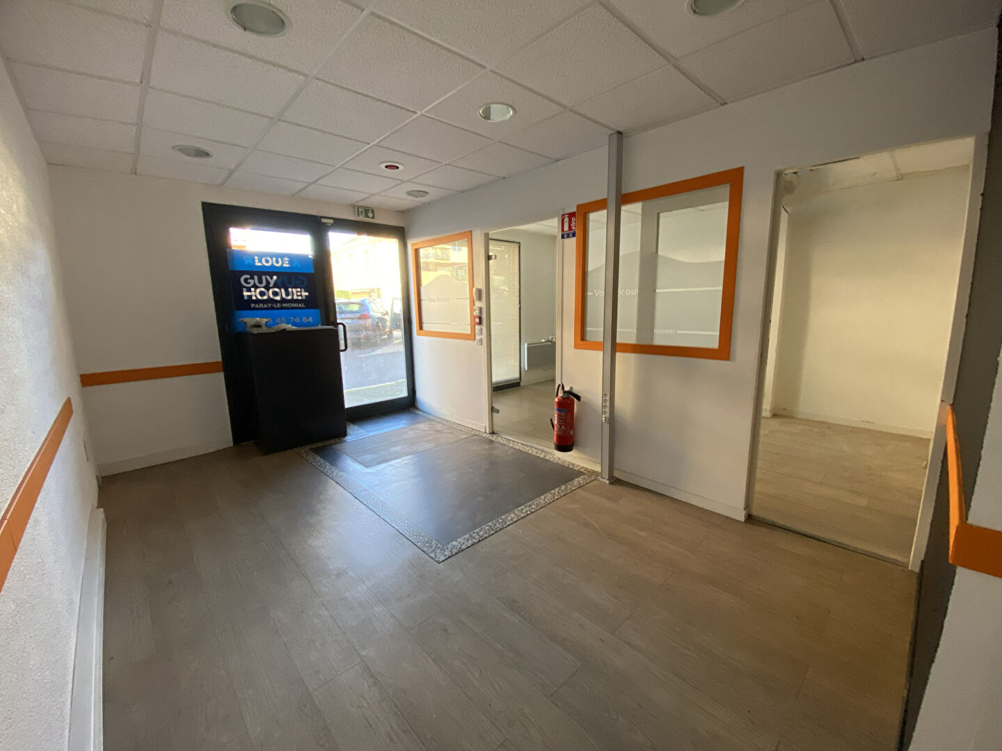 À louer ! Local professionnel / commercial avec vitrine sur rue à PARAY-LE-MONIAL