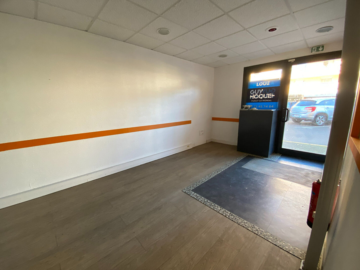 À louer ! Local professionnel / commercial avec vitrine sur rue à PARAY-LE-MONIAL