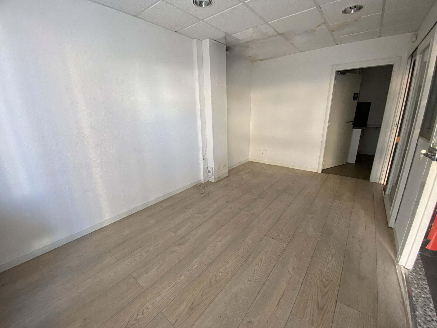 À louer ! Local professionnel / commercial avec vitrine sur rue à PARAY-LE-MONIAL