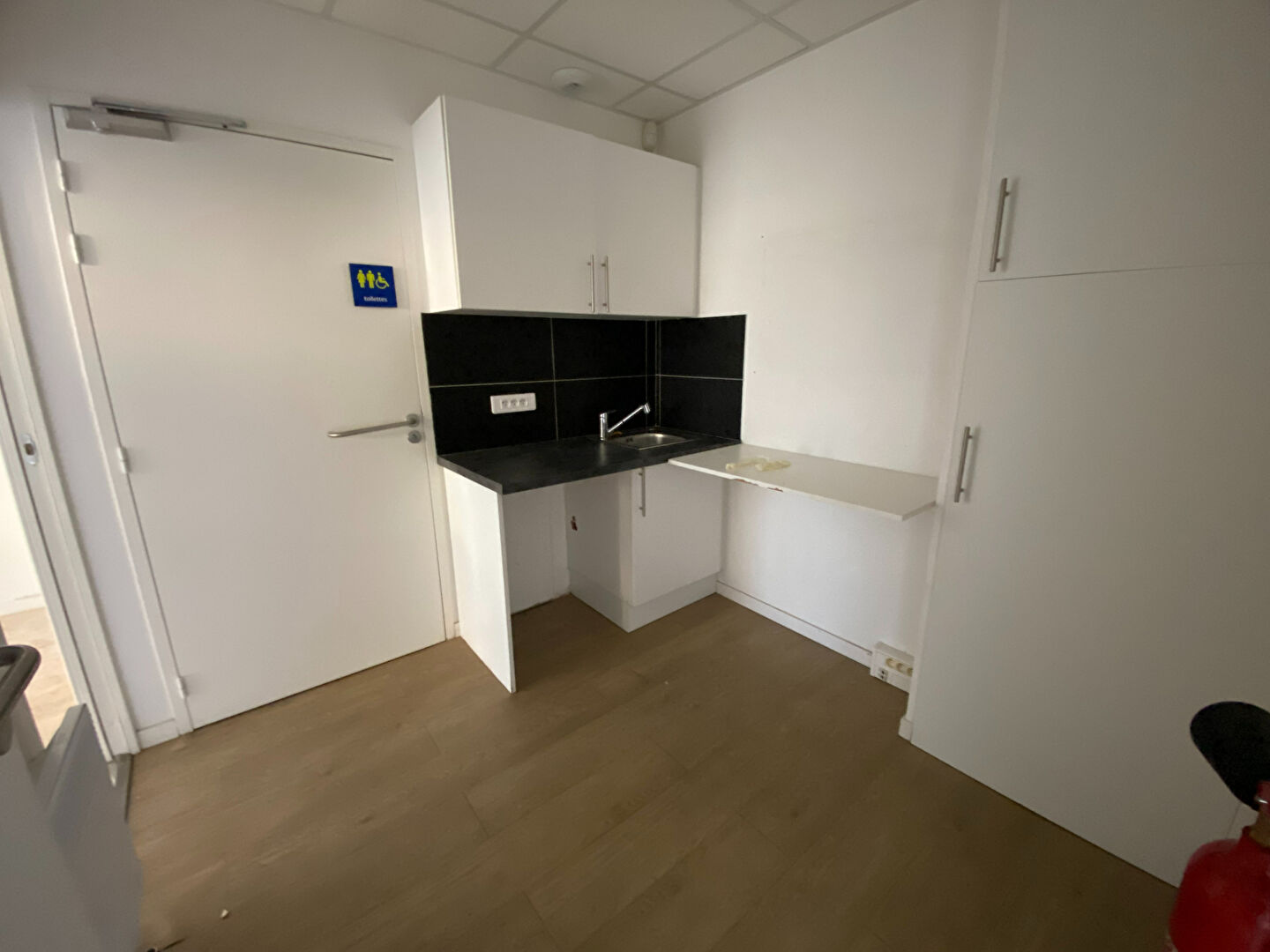 À louer ! Local professionnel / commercial avec vitrine sur rue à PARAY-LE-MONIAL