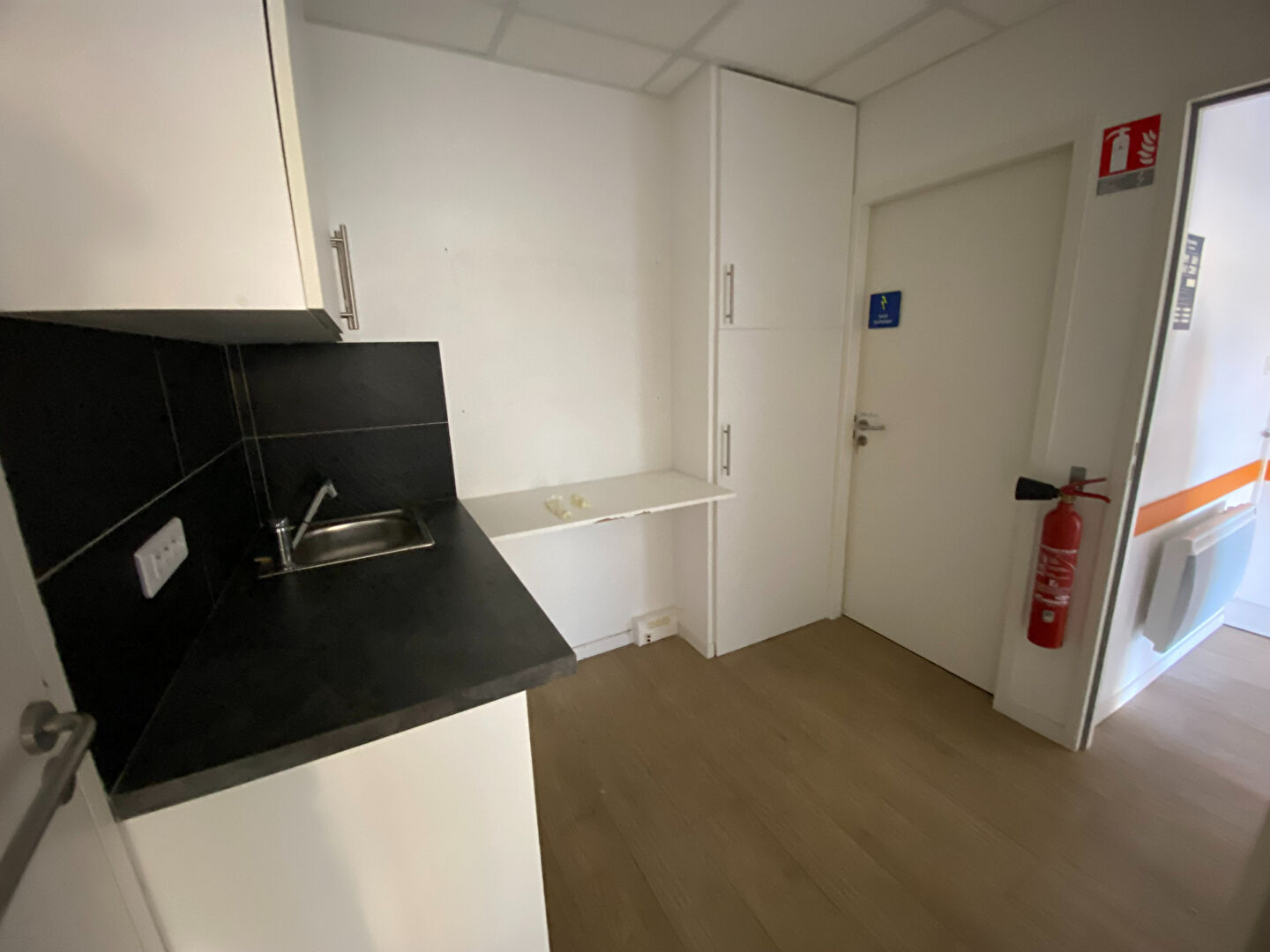 À louer ! Local professionnel / commercial avec vitrine sur rue à PARAY-LE-MONIAL