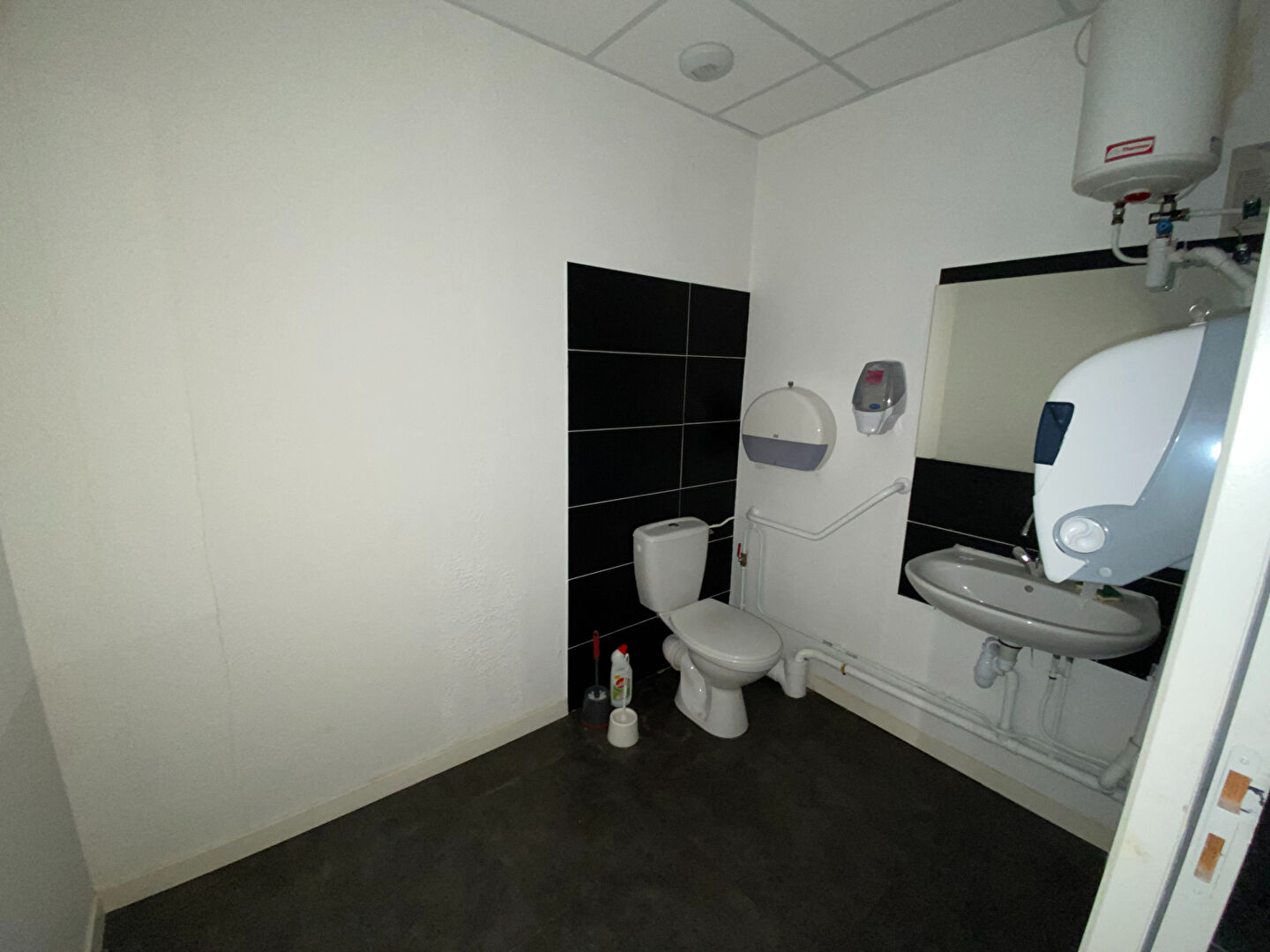 À louer ! Local professionnel / commercial avec vitrine sur rue à PARAY-LE-MONIAL