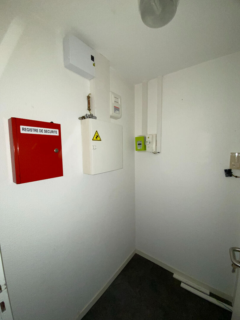 À louer ! Local professionnel / commercial avec vitrine sur rue à PARAY-LE-MONIAL