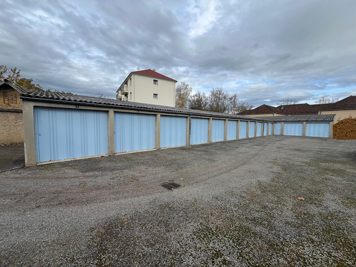 Bâtiment avec 13 garages + atelier  à PARAY LE MONIAL