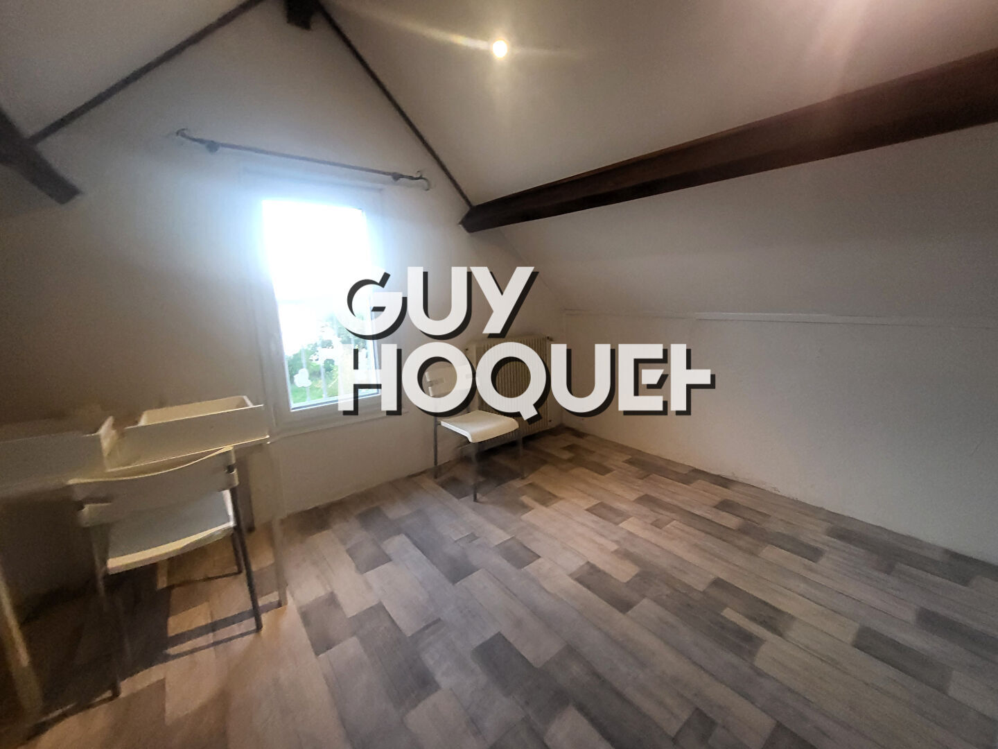 À louer : Charmante maison des années 30 alliant authenticité et confort moderne, située dans un environnement paisible à Varenne-Saint-Germain.