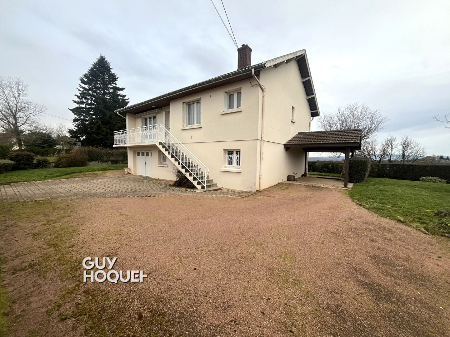 Agréable maison élevée sur sous-sol