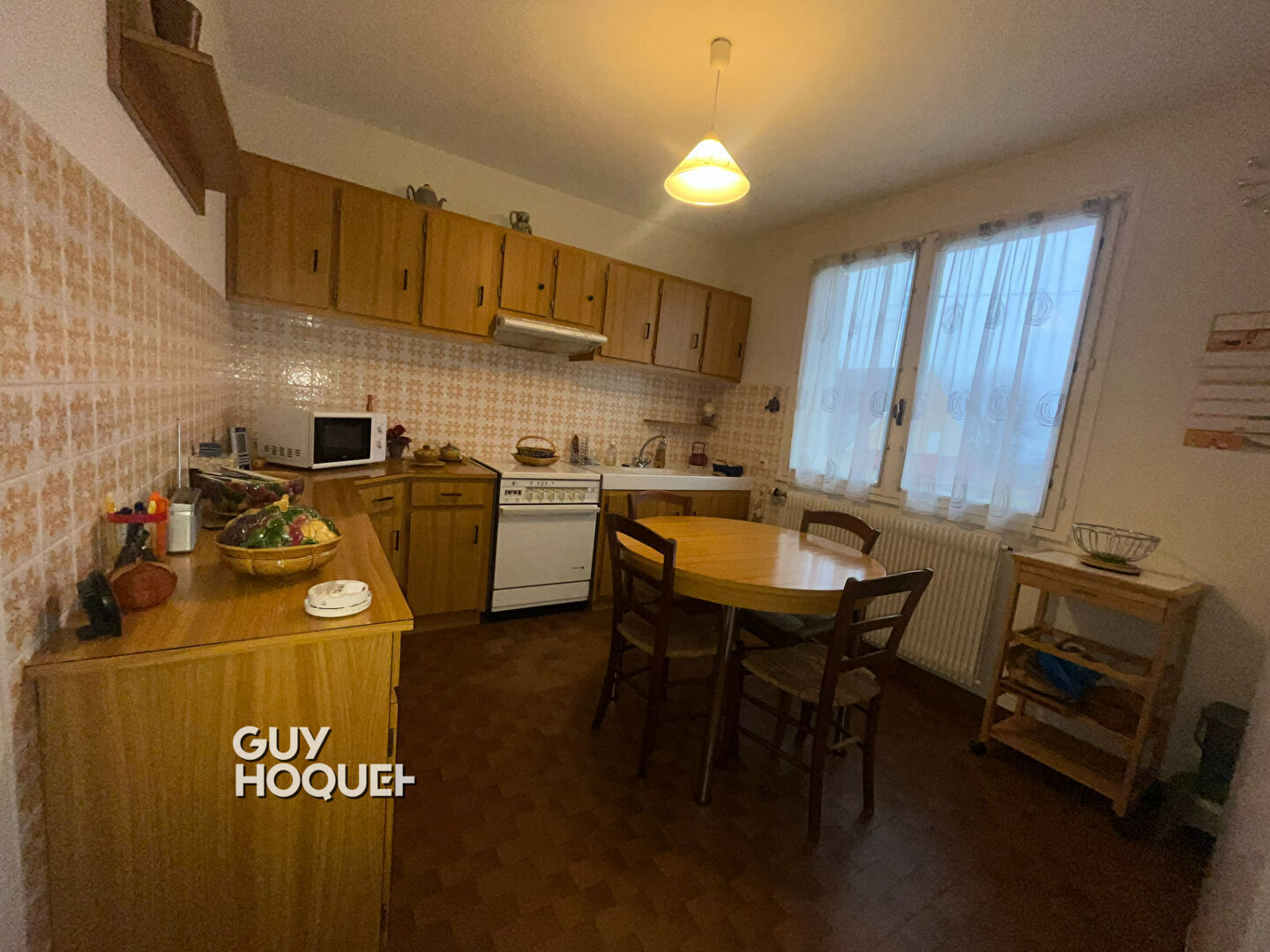 Agréable maison élevée sur sous-sol