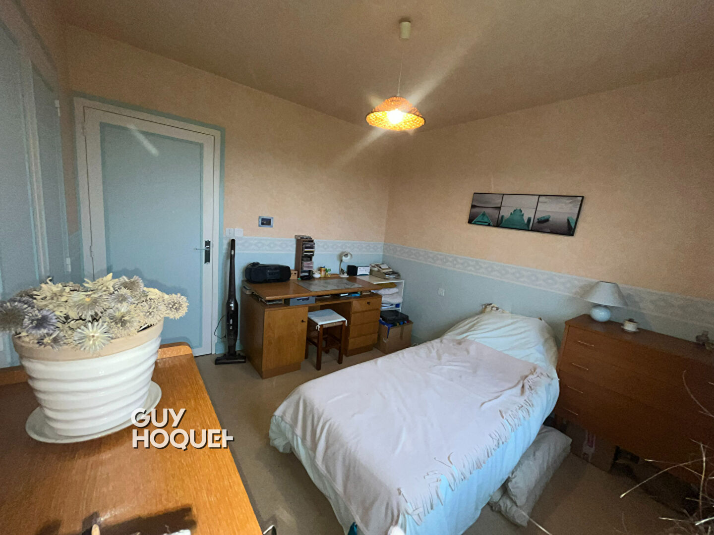 Agréable maison élevée sur sous-sol