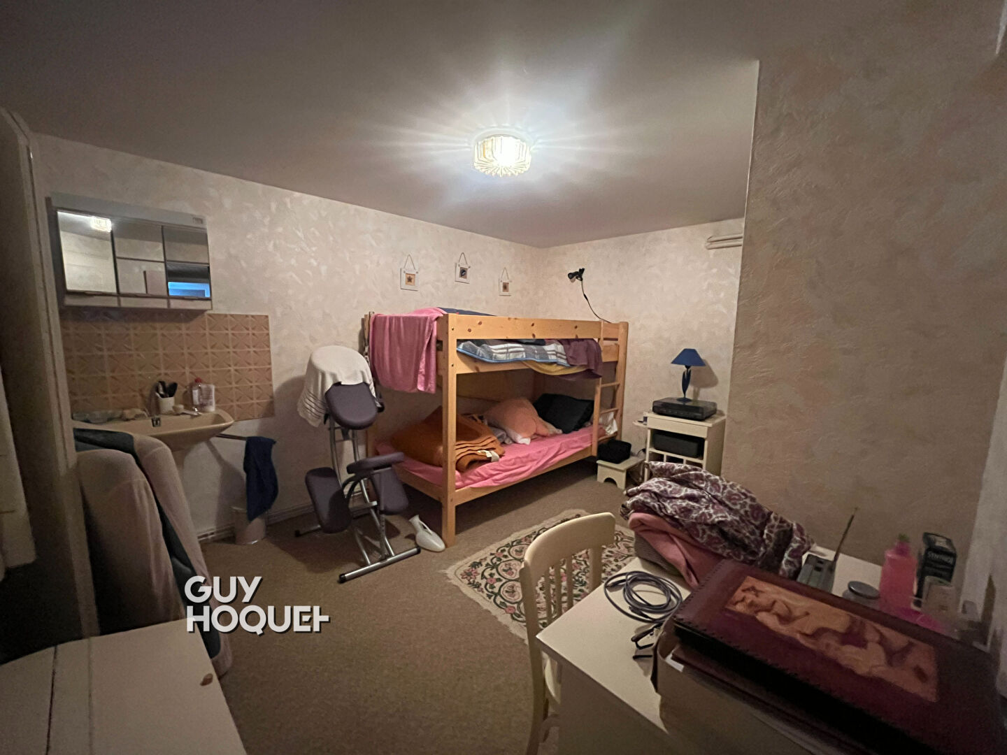 Agréable maison élevée sur sous-sol