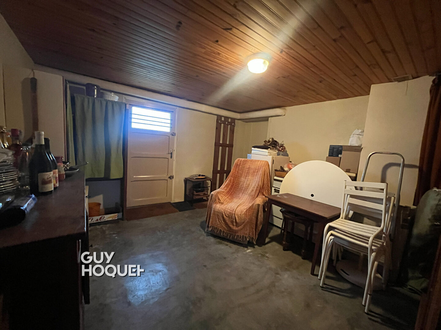 Agréable maison élevée sur sous-sol