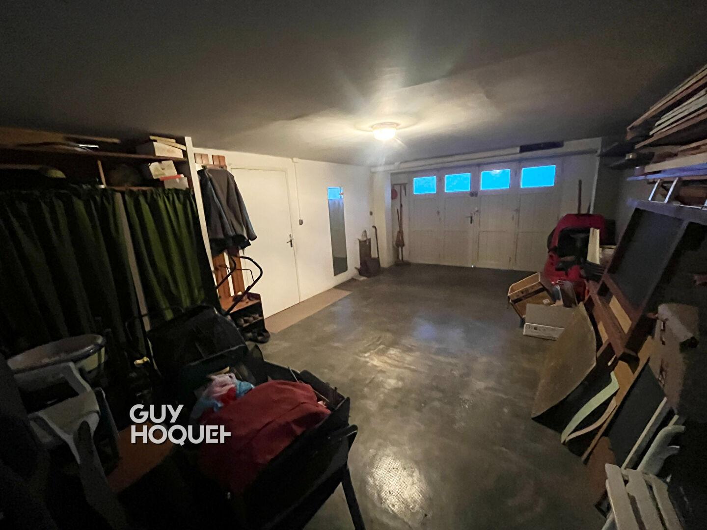 Agréable maison élevée sur sous-sol