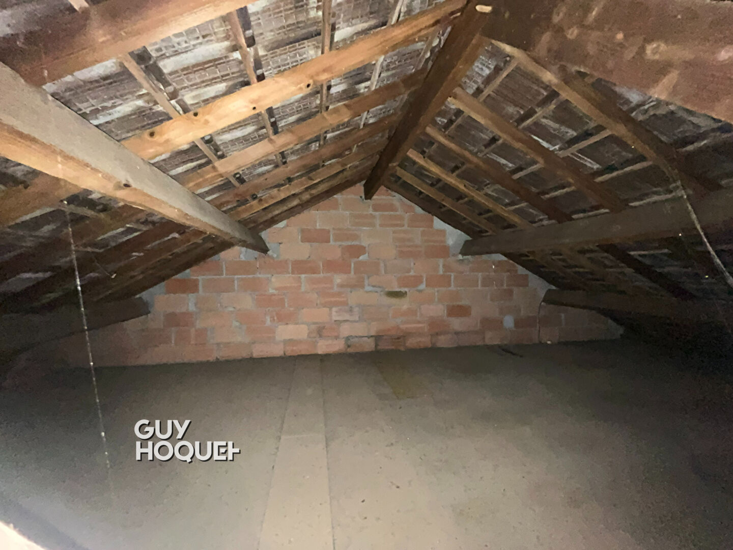 Agréable maison élevée sur sous-sol