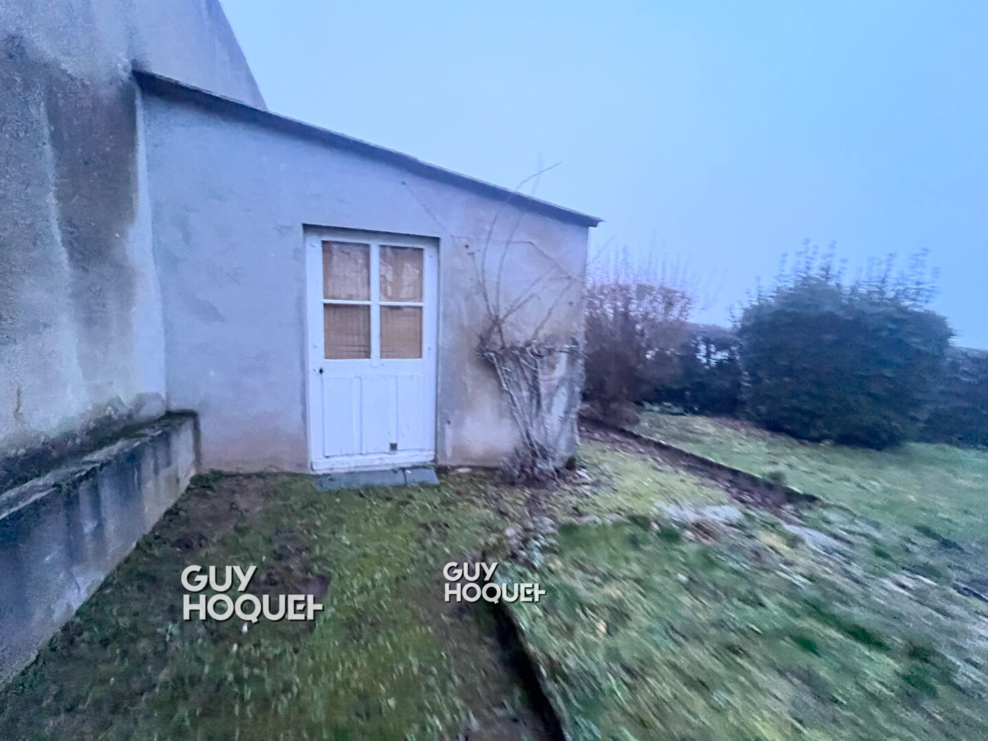 Agréable maison élevée sur sous-sol