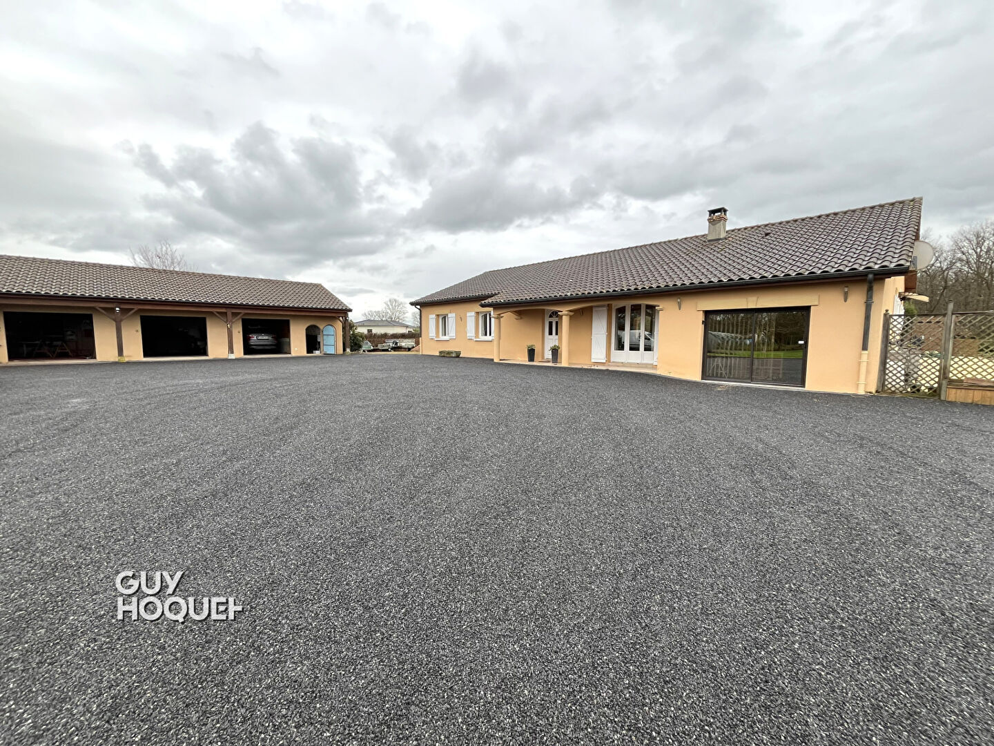 Maison plain pied avec piscine, dépendances et étang - Proche Paray-le-Monial !