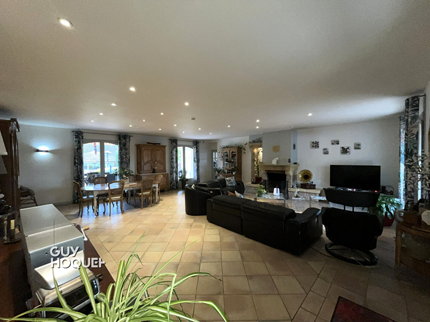 Maison plain pied avec piscine, dépendances et étang - Proche Paray-le-Monial !