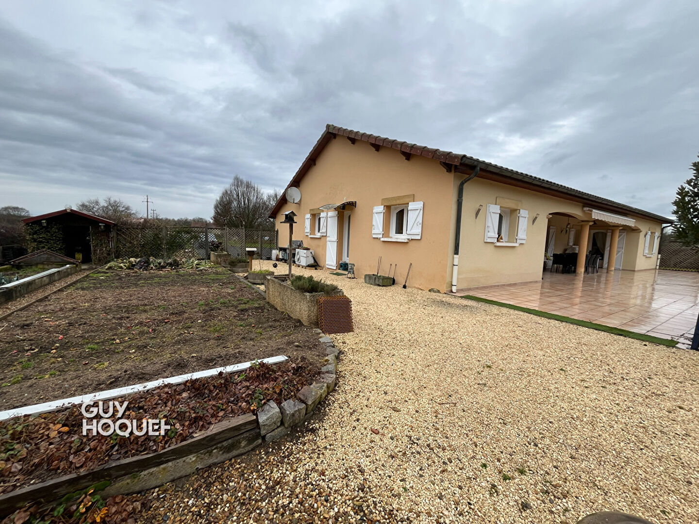 Maison plain pied avec piscine, dépendances et étang - Proche Paray-le-Monial !