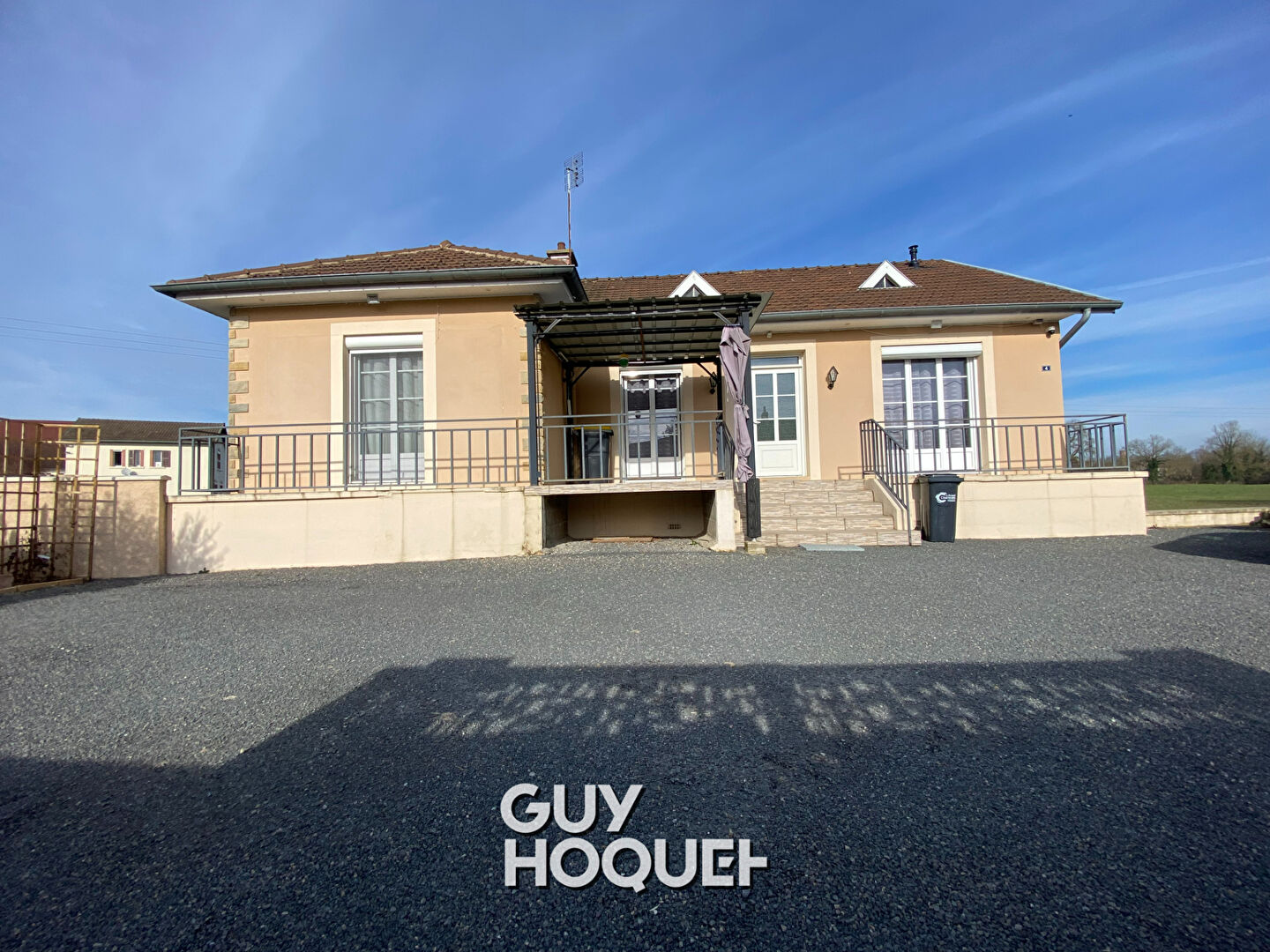 Palinges : belle maison avec piscine et terrasse arborée