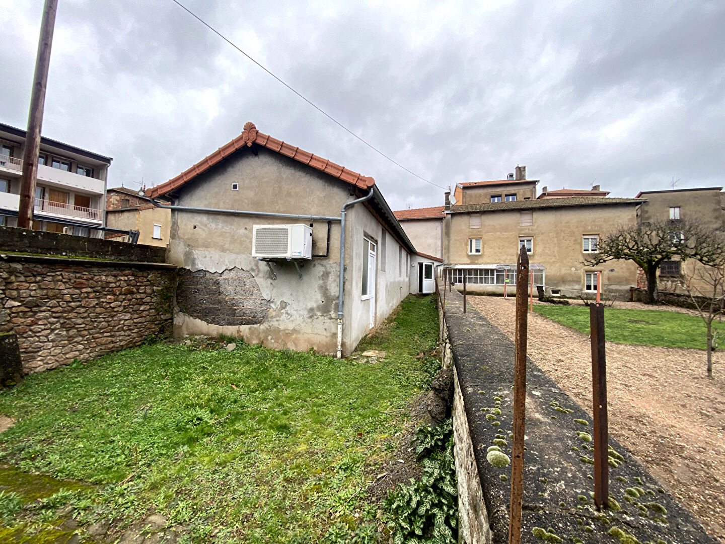 Chauffailles centre , Maison 120 m2 à rénover + terrain constructible